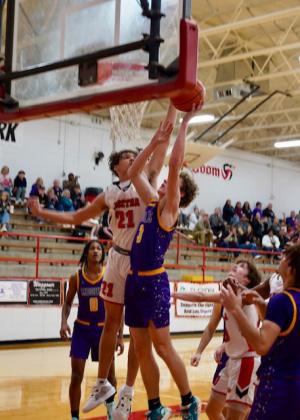 Haiden Bowman drives to the hoop for 2 points. | PHOTOS BY LACI BOWMAN