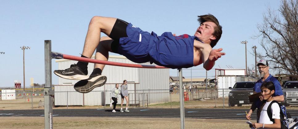 Greyhounds, Houndettes win Greyhound Relays