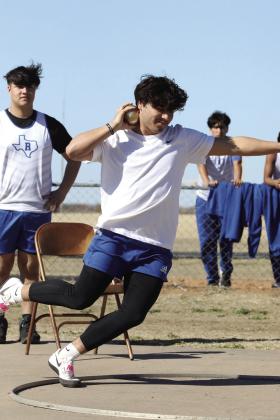 Greyhounds, Houndettes win Greyhound Relays