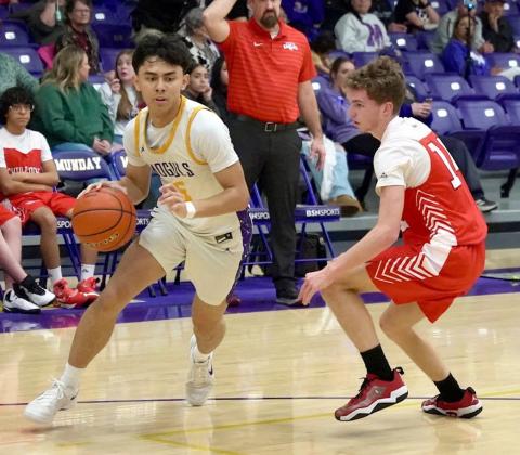 A DRIVE TO THE BASKET Munday Mogul David Lewis drives to the basket against Chillicothe as Munday dominated last week’s game. | LACI BOWMAN