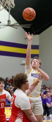 EASY JUMPER Munday’s Carson Breedlove hits an easy jumper in last week’s Feb. 10 win over Chillicothe. The Moguls prevented Chillicothe from generating any momentum and won the game 85-17. | LACI BOWMAN PHOTO