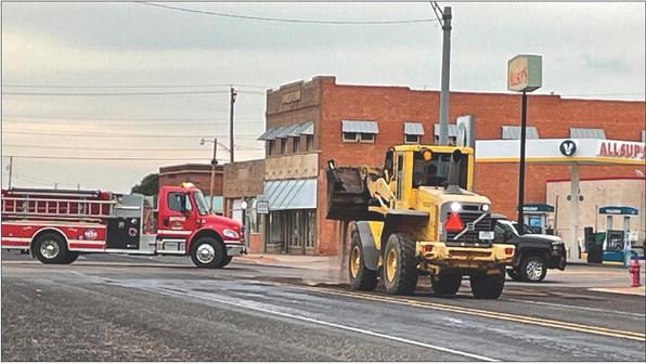 An oil spill on Oct. 21 in Munday on Main Street at the intersection with S. Birch Ave had the street blocked for about two hours while TxDOT crews applied an oil soak material and later removed the material | DON THOMPSON, NEWS-COURIER
