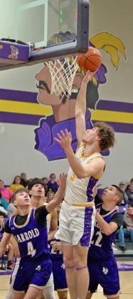 BOWMAN SCORES FROM THE PAINT Munday’s Haiden Bowman scores in the paint for the Moguls against the Hornets. The Moguls defeated the Hornets 86-23. | LACI BOWMAN PHOTO