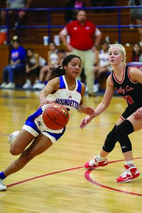 D’Nae Hacker drives the lane Sheri Baty/The Knox County News-Courier