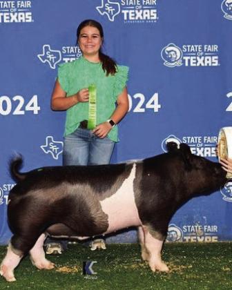 STATE FAIR WINNERS Munday FFA members Braylynn Myers (top) and Paige Myers (bottom) take home 3rd place cross and 6h place darkcrossrespectivelyattheStateFairofTexas. | COURTESYPHOTOS
