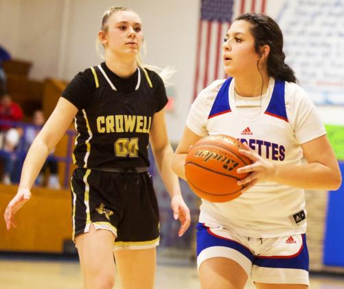 LOOKING FORTHE PASS Knox City’s Lexi Abila looks for the pass against the LadyWildcat in last Friday’s game against Crowell.The Houndettes currently in fourth place in the district standings and hold the final playoff spot. | SHERI BATY PHOTO