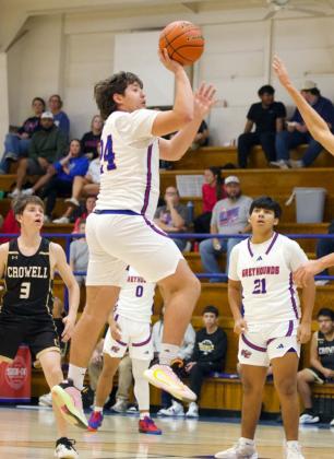 EYES ON THE BASKET Knox City’s Chase Rowland has his eyes on the basket as the Greyhounds took on this highly anticipated matchup against the Wildcats. The Greyhounds controlled most of the game as the Greyhounds won 43-39. | SHERI BATY PHOTO