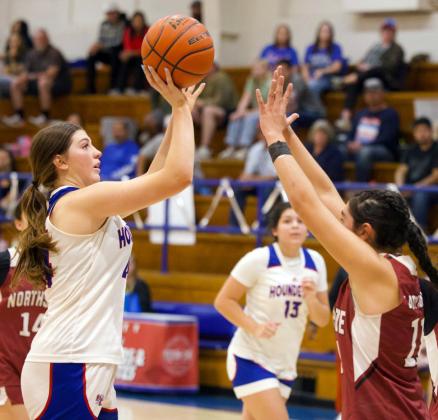 KEEPING EYES ON THE NET Last Friday the Houndettes hosted Northside in what was a defensive battle until the final moments. Houndette Grayson Utley kept her eyes on the net and Knox City pulled out the win 46-41. See story and more photos page 8. | SHERI BATY PHOTO