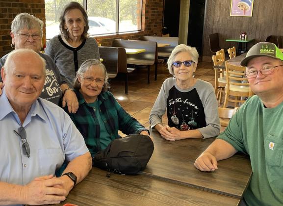 SPEARSVISIT WayneandBrendaSpeersvisitfriendsinMunday.(Seated-WayneSpeers,BrendaSpeers, Nancy Merrell, Mark Fulton. Standing - Billie Sue Coody, Loretta Bertram) | DON THOMPSON PHOTO