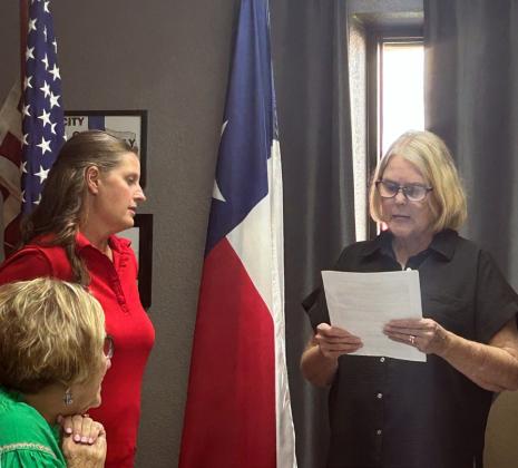 NEWLYAPPOINTEDMEMBER oftheMundayCityCouncilAmanda Burbank was sworn in by Mayor Longan prior to the June meeting. Burbank runs the city library and is active in the community. | NEWS-COURIER