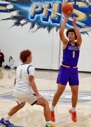 IN FOR THREE Munday’s Caisen Lee puts up a three ball.