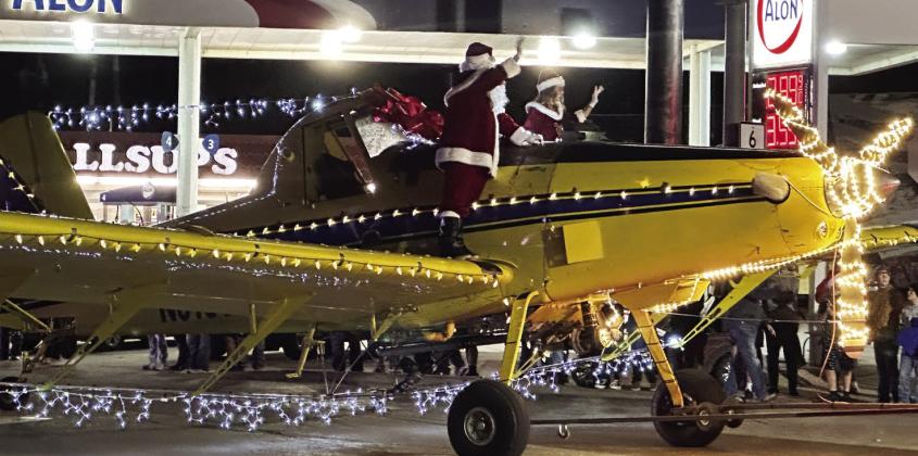 ARRIVAL IN STYLE Santa and Mrs. Claus make their arrival on Air Tractor 502. | COURTESY PHOTO
