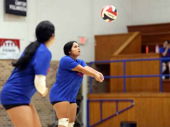 DRAGGIN’ DOWN THE DRAGONS Miley Arrieta has her eyes on the contact during a scrimmage on the court with Paducah.