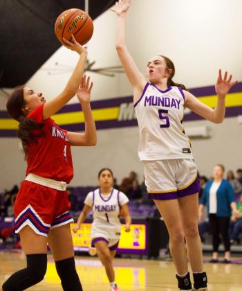 MOGULETTESTAKECONTROL Munday junior Olivia Myers faces off against Knox City’s Bailey Espinosa on Tuesday, Feb. 3. The Mogulettes were able to take control of the game late in the fourth quarter and pull away to win a 31-25 thriller. | SHERI BATY PHOTO