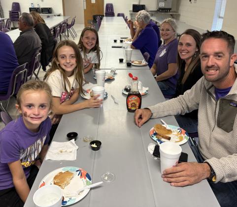 The Munday Lions Club held its annual Pancake Supper before Friday night’s game when the MundayMogulshostedtheSeymourPanthers. | DONTHOMPSON PHOTO