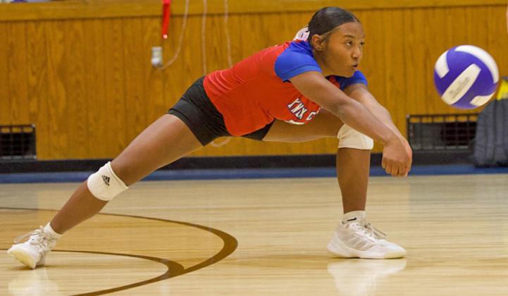 POINTSAVED Knox City Houndette Naveah Martinez digs deep to save the point in last week’s conference match against Benjamin. | SHERI BATY PHOTO