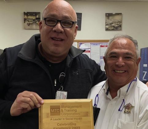 JONESHONOR BluebonnetDetentionCenter’sWardenSteveMora (left) presented Jones County Sheriff Danny Jimenez (right) with MTC’s Celebrating Excellence 2023 Community Supporter of the Year Award. | COURTESY PHOTO