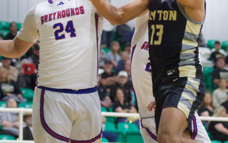 HOUNDSOND Chase Rowland, #24, works the lane on defense. | SHERI BATY PHOTO