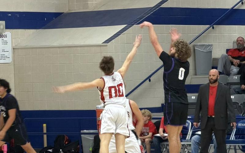 Mustangs defeat Greyhounds in crosscounty regular-season finale; score playoff victory against Aspermont