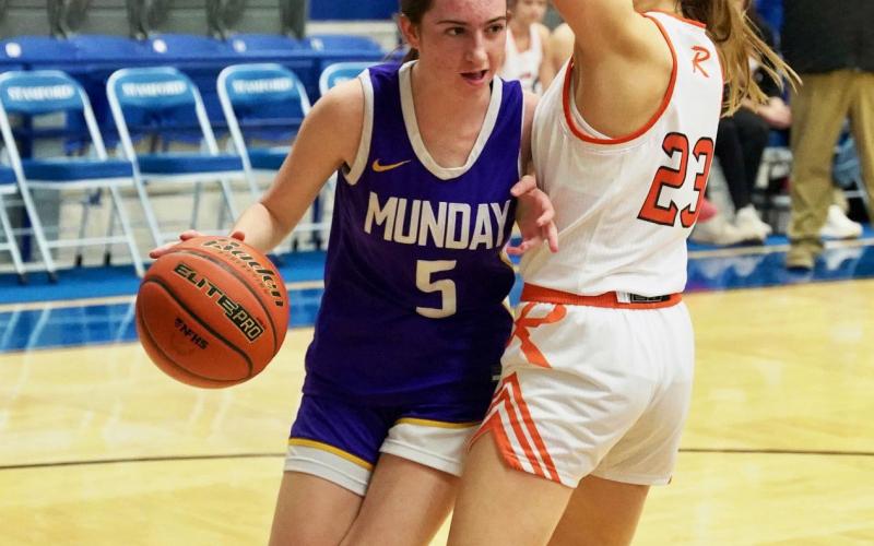 DRIVINGTHEBASELINE Mogulette Olivia Myers drives baseline in last week’s heartbreaking loss to Rotan. | LACI BOWMAN PHOTO