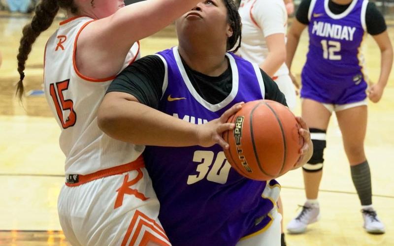 LOOKING TO SCORE Mogulette Alaylah Evans looks to score on the block. Following the loss, the Mogulettes finish their season with a 9-3 district record and second place in the district standings. | LACI BOWMAN PHOTO