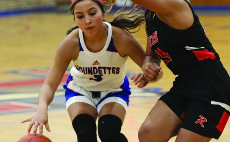 Rebecca Ruiz pushes toward the basket Sheri Baty/The Knox County News-Courier