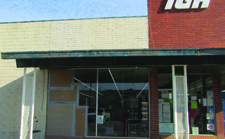Local Lawrence Brothers grocery store burglarized. Don Thompson/The Knox County News-Courier