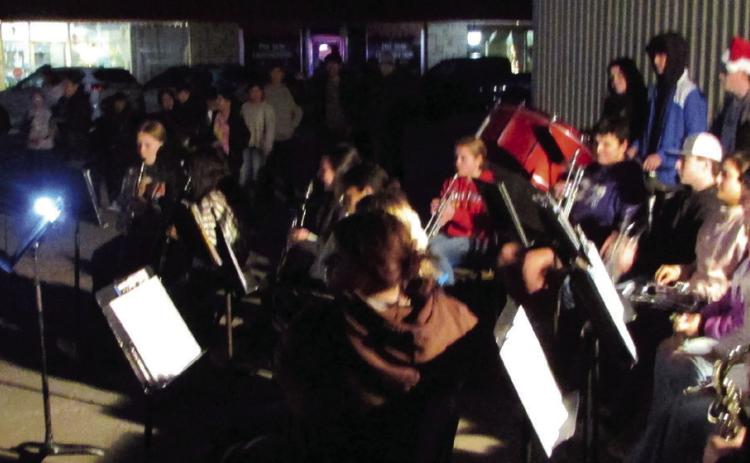Greyhound Band playing Christmas songs. Don Thompson/The Knox County News-Courier