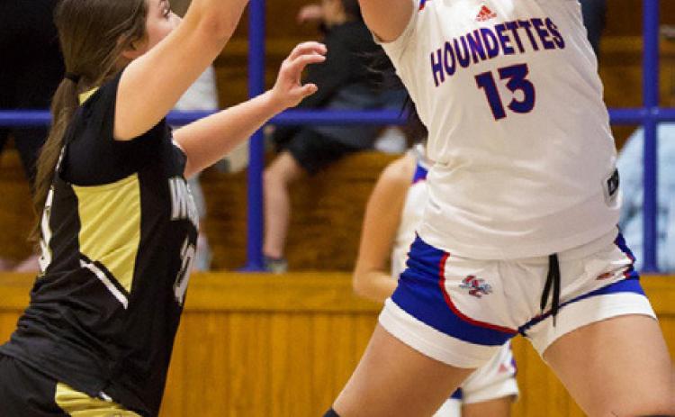 PASSING ASSIST Lexi Abila passes the ball for an assist. | SHERI BATY PHOTO