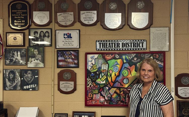STAGING SUCCESS Karen Longan has racked up more than half a century of teaching and directing at Munday schools.“I was ready to change the world,”she said of her debut in education.“What has keptmegoingiswatchingstudentsreachtheirpotential.” | RACHELFARMERFORTHENEWS-COURIER