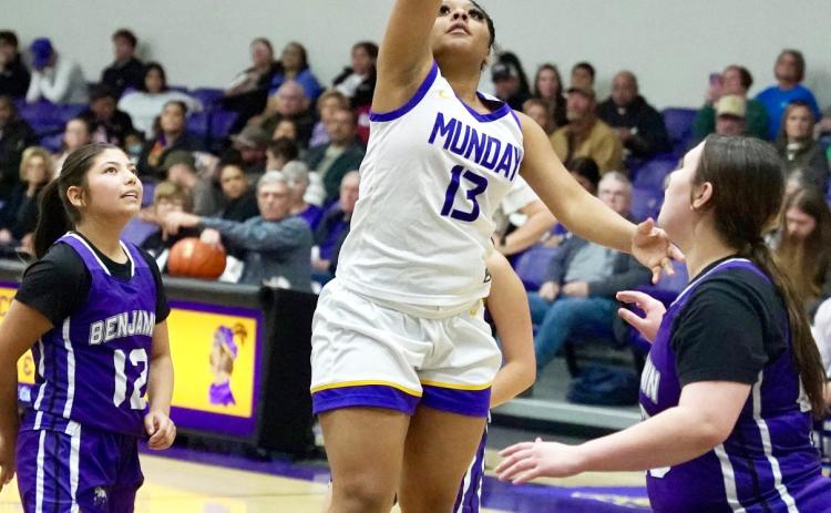 DRIVE TO THE BASKET The Mogulettes hosted Benjamin on Tuesday, Jan. 20. Mogulette Jazzy Jones finds an open lane and drives to the basket for 2 in last week’s win over the Lady Stangs 47-17. | LACI BOWMAN PHOTO