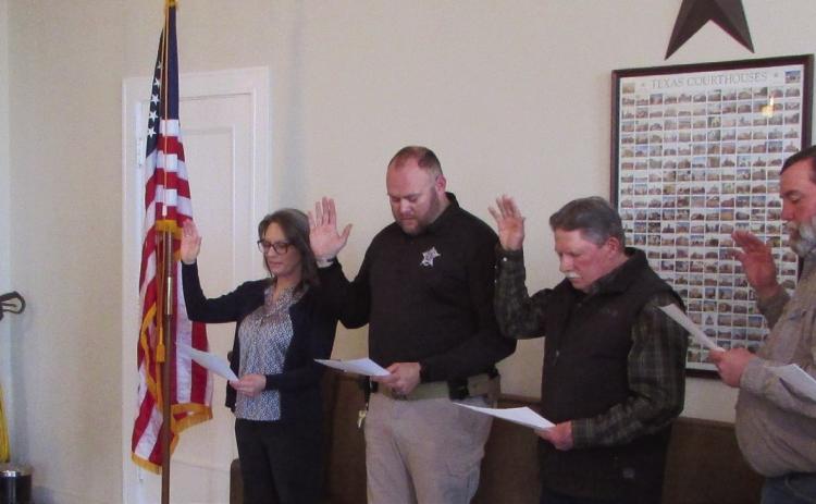 Judge Wojcik swears in county officials. Don Thompson/The Knox County News-Courier