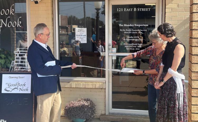 OPENFORBUSINESS—ANDINSPIRATION JudgeDonThompson assisted Aug. 1 with the ribbon cutting for Munday’s newest business. The GoodBook Nook is ready to serve your Christian book and gift needs, according to owners Cindy Kesler and Jennifer Hodges.
