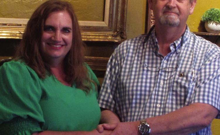 NEWOFFICERSATMUNDAYLIONS RondaThompson,MundayLionsPresidentpassesontheofficeto new Lions President DonThompson who took office at the July 16 meeting. | LYNDLE REEVES PHOTO