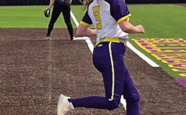 HOMEPLATE Munday shortstop Ambrey Myers crosses the plate off teammate Serenity Sanchez’s RBI single. | SUE JANE SULLIVAN