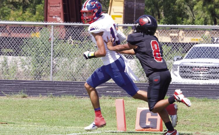 TOUCHDOWN Blake Abila takes the ball in for the TD. | SHERI BATY PHOTO