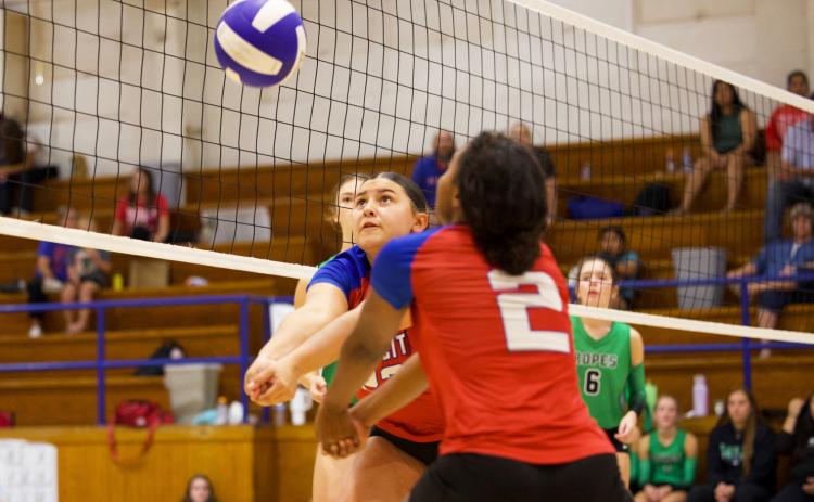 DIGGING DEEP AGAINST ROPES Aubrey Lerma digs deep at the net. | SHERI BATY PHOTO