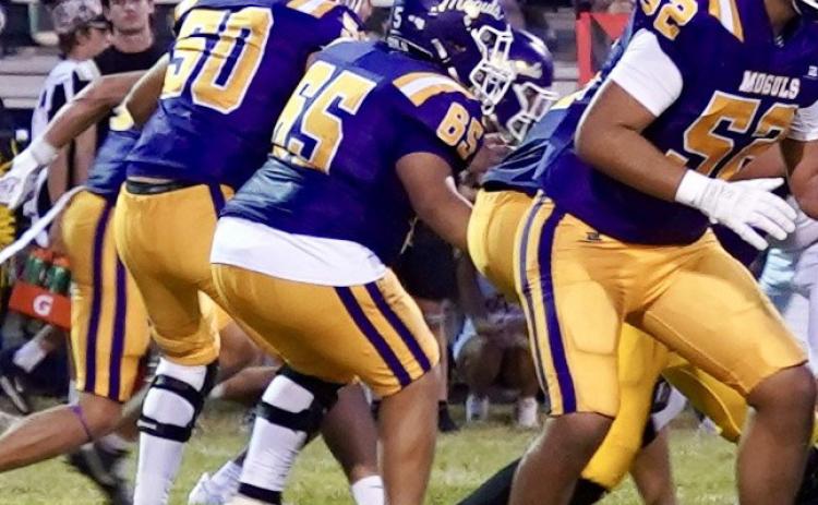 HOLD THE LINE The defensive line for Munday holds its ground as theWildcats look for someplace to go. | LACI BOWMAN PHOTO