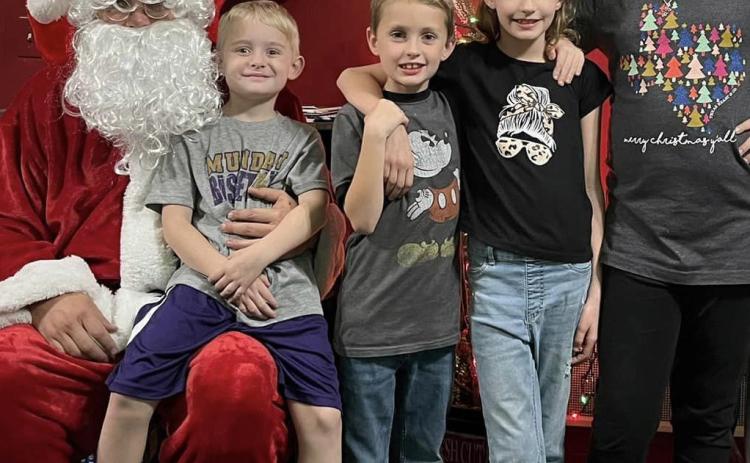 LIBRARY CHRISTMAS Santa at the library with the children that attended Christmas at the Library. See Amanda’s Library Muses on page 4 for complete story. | AMANDA BURBANK PHOTO