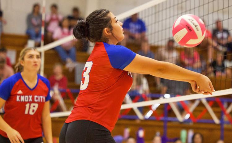 MAKINGTHE PLAY Lexi Abila makes the play out of the net in last week’s game against the Paducah Lady Dragons. The Houndettes won all three sets. | SHERI BATY PHOTO