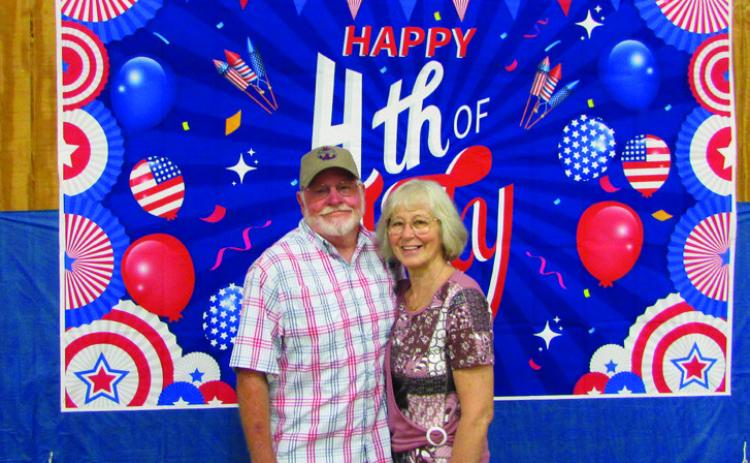 JEFFANDBRENDASEARCYtookadvantageofthe photo opportunity backdrop