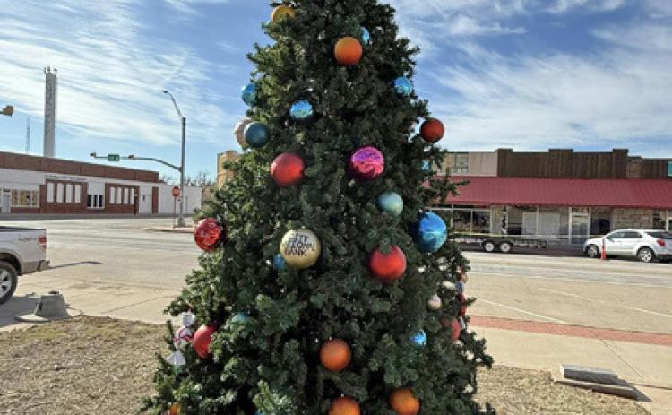 Knox City Chamber of Commerce lights Christmas tree, lights new era