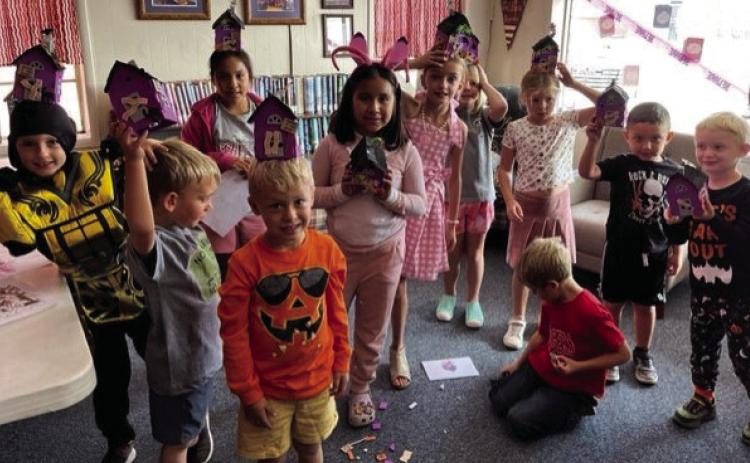 HALLOWEEN ATTHE LIBRARY Library participants showing off their costumes and crafts on Oct. 21 | PHOTO BY AMANDA BURBANK