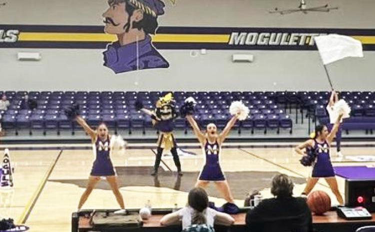 SPOTLIGHT ON MUNDAY CHEERLEADERS