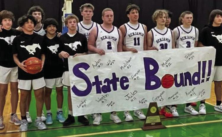 STATEBOUND TheBenjaminMustangshavemadetheFinalFourintheboys'Statebasketballtournament. TheyweretofaceGordonat8:30a.m.ThursdayattheAlamodomeinSanAntonio.Thewinnerofthatgame will face the winner of the Jayton-Fayetteville game on Saturday morning. | SUE JANE SULLIVAN PHOTO