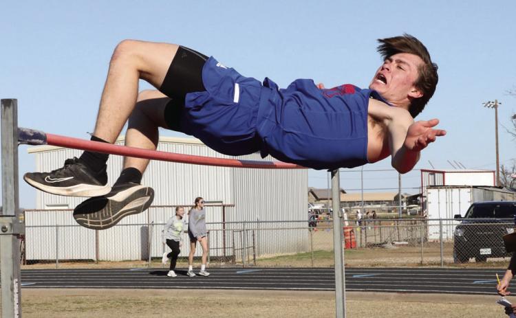 Greyhounds, Houndettes win Greyhound Relays
