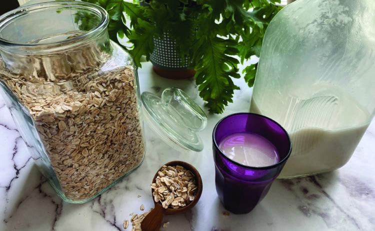 NATUREOATMILK Thisplant-basedmilkthatyoucanmakeathomeis asupersimpleprocessthatoffersthecleanestversionsandaresimply made with oatmeal and filtered water. | ANGELINA LARUE PHOTO