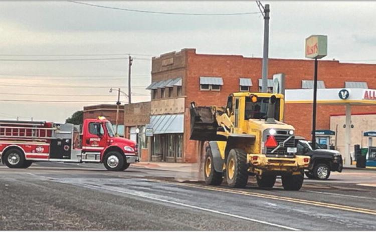 An oil spill on Oct. 21 in Munday on Main Street at the intersection with S. Birch Ave had the street blocked for about two hours while TxDOT crews applied an oil soak material and later removed the material | DON THOMPSON, NEWS-COURIER