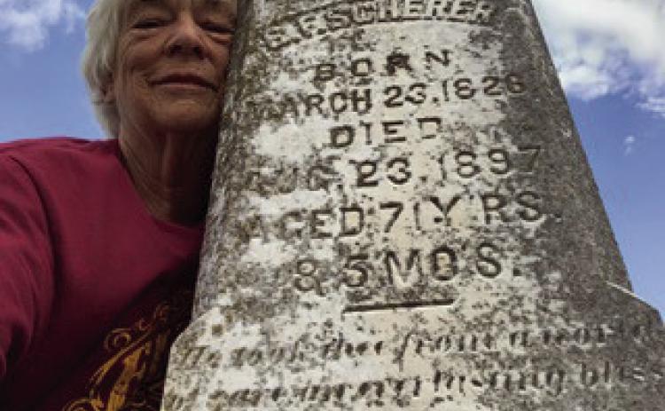 Hanaba Munn Welch poses for a selfie with the headstone of her great-grandfatherBenjaminFranklinScherer. | HANABAMUNN WELCH PHOTO