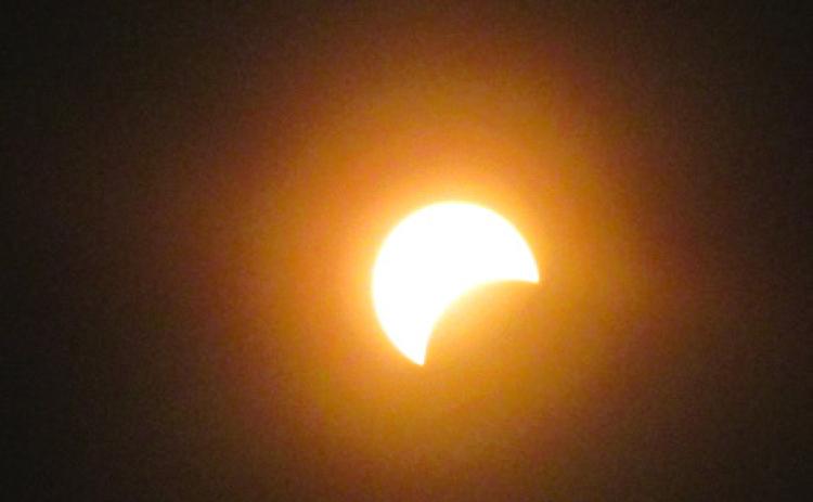 Eclipse brings out spectators